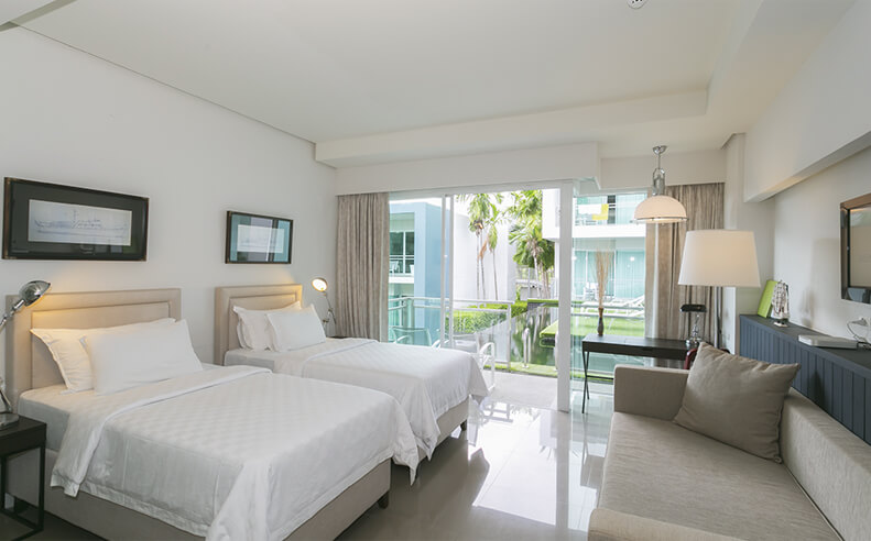 Grand Pool Access | Sugar Palm Grand Hillside